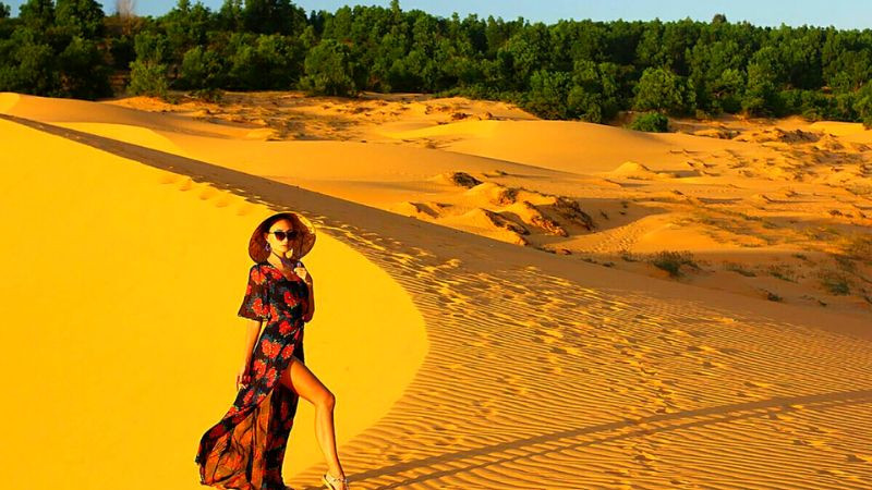 Khung cảnh Đồi Cát Đỏ Mũi Né