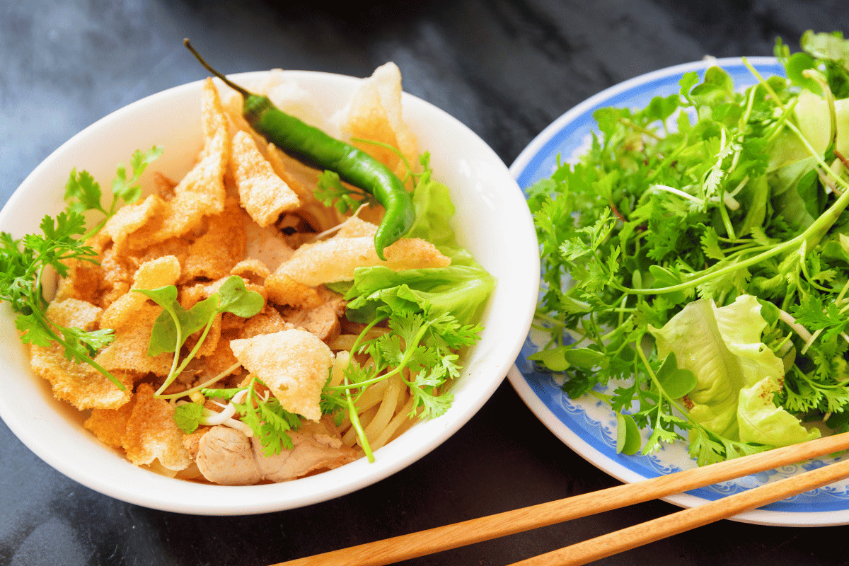 Món Cao Lầu Đà Nẵng với sợi mì dai, thịt xá xíu và nước sốt đậm đà