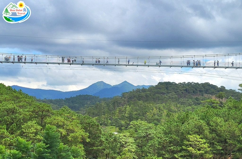 Cảm giác mạnh khi bước trên cầu kính ứng dụng công nghệ 7D