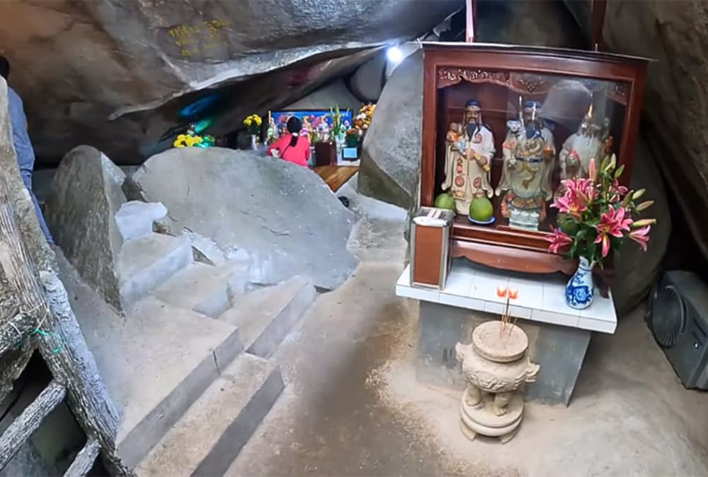 Khám thờ ba ông Phước Lộc Thọ trong Chùa Hang