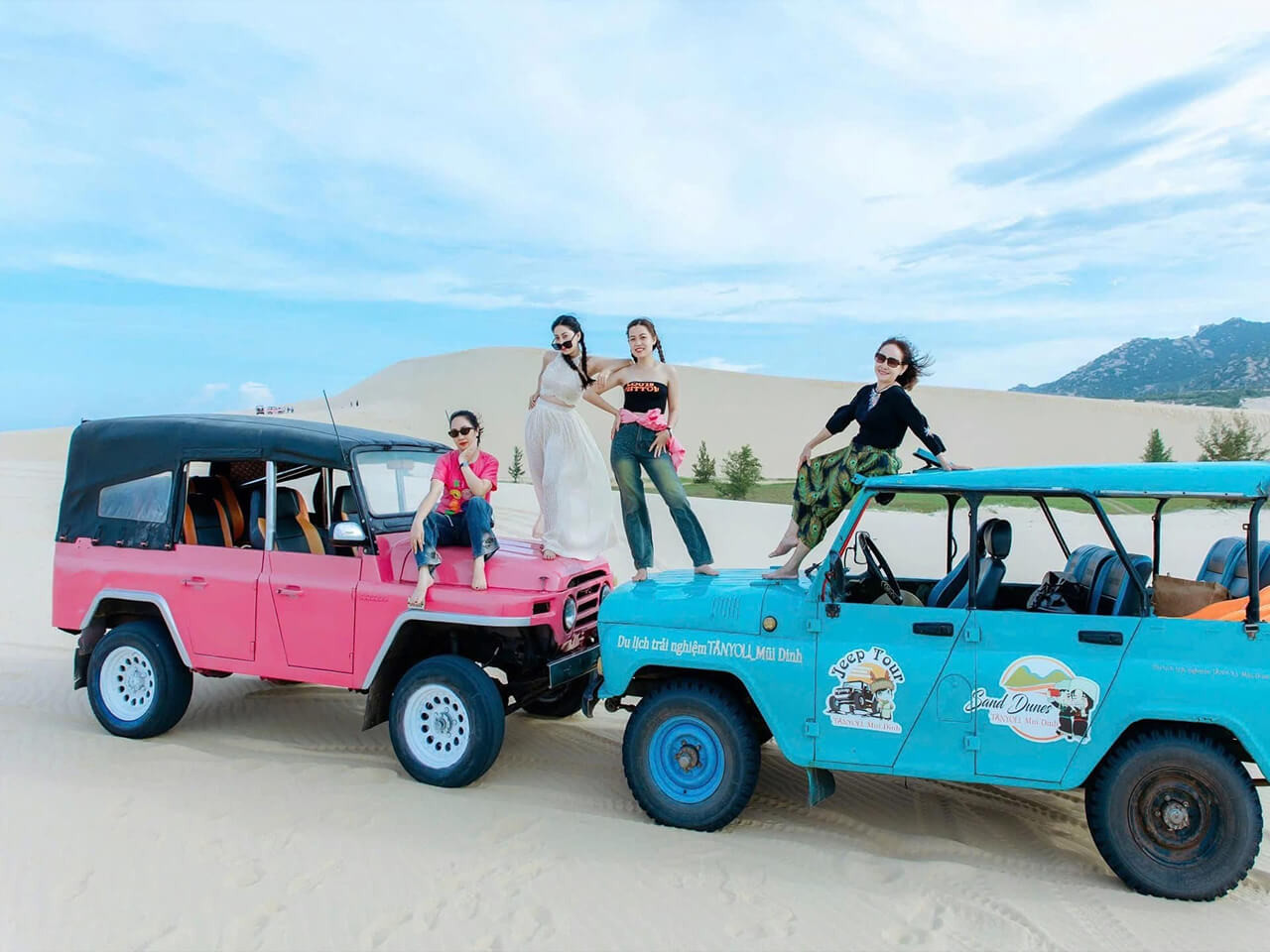 Tour Ninh Thuận 2 Ngày 1 Đêm: Lịch Trình Khám Phá Trọn Vẹn Vẻ Đẹp Hoang Sơ 3 Du khách chụp ảnh check in tại đồi cát khu du lịch Tanyoli Ninh Thuận