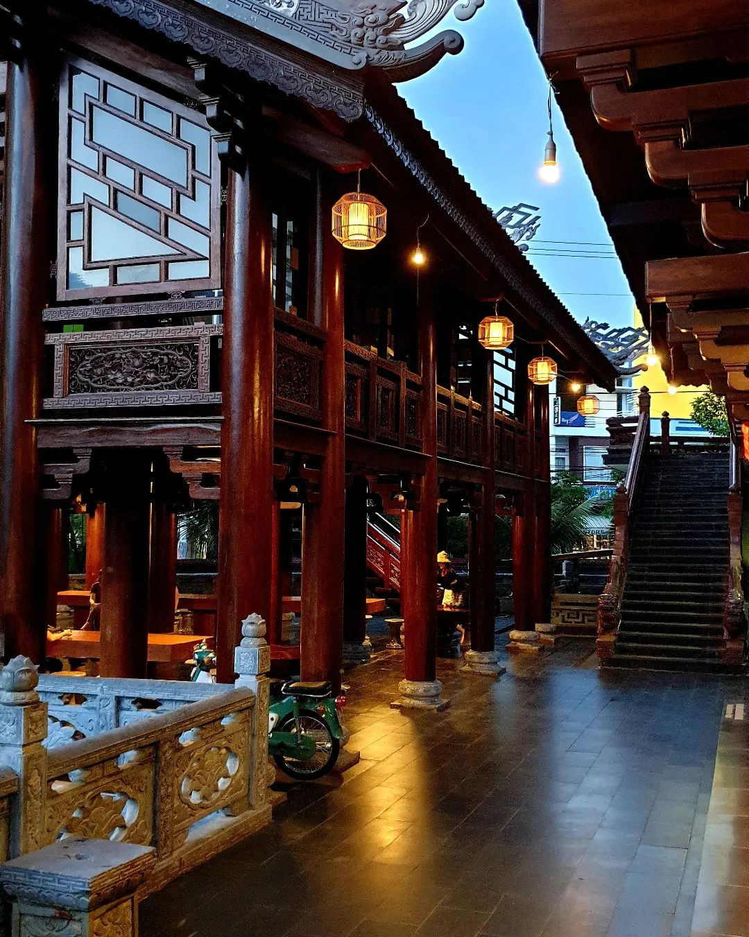 Khung cảnh uy nghiêm bên trong khuôn viên chùa Khải Đoan