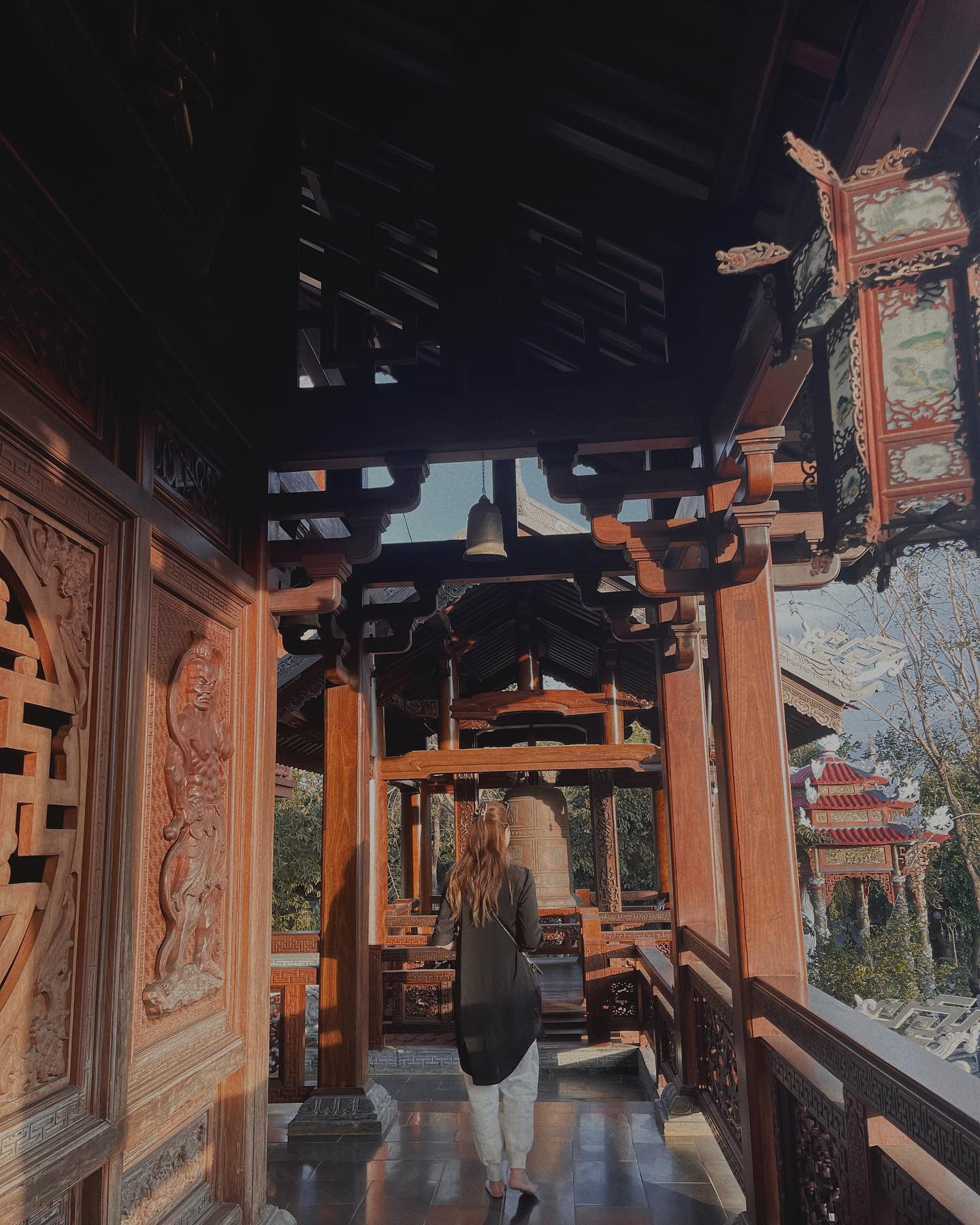 Một góc check-in tuyệt đẹp với kiến trúc mái cong đặc trưng tại chùa