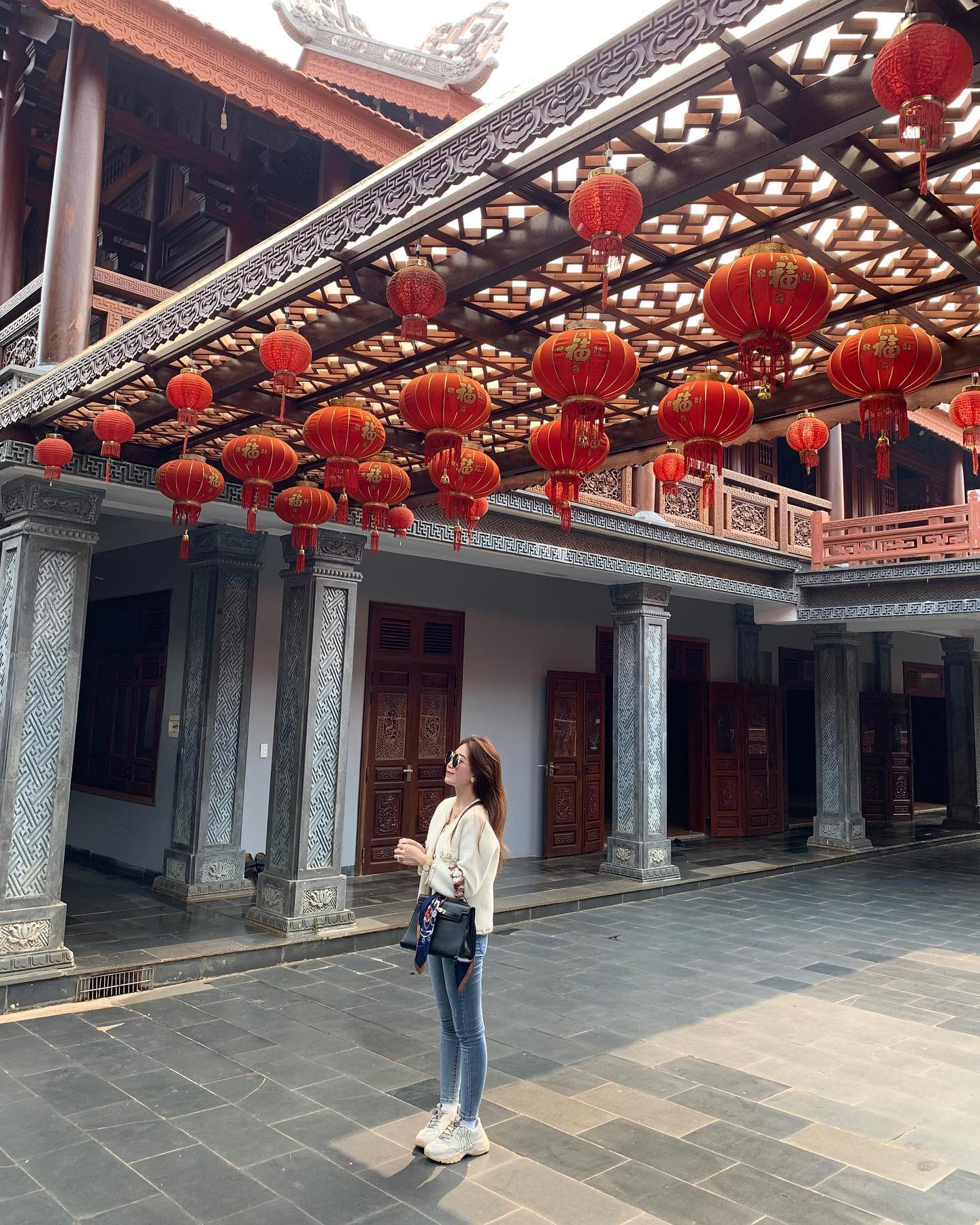 Khung cảnh chụp ảnh lý tưởng với kiến trúc gỗ đặc trưng của chùa