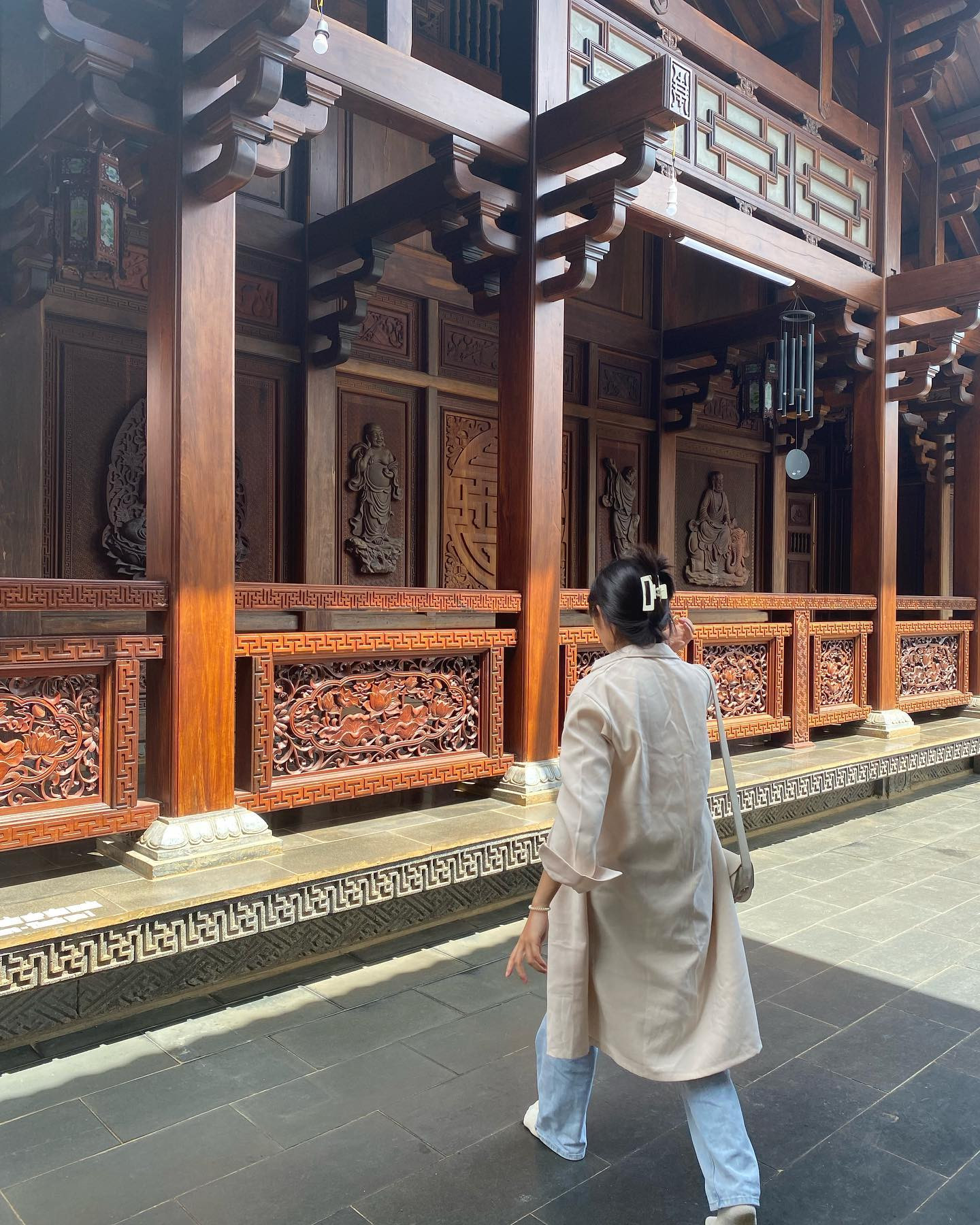 Nét đẹp kiến trúc cổ kính với mái ngói và cột gỗ của chùa