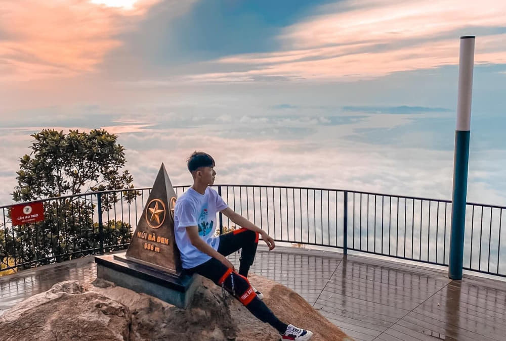 Bạn có thể săn mây ở Núi Bà Đen vào mùa khô tháng 11 đến tháng 4