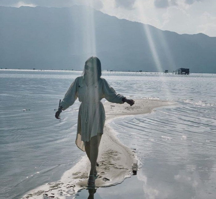 Con đường cát trắng lộ ra khi thủy triều rút xuống