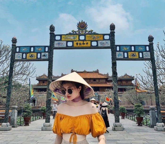 Khách du lịch thưởng thức cà phê ven đầm