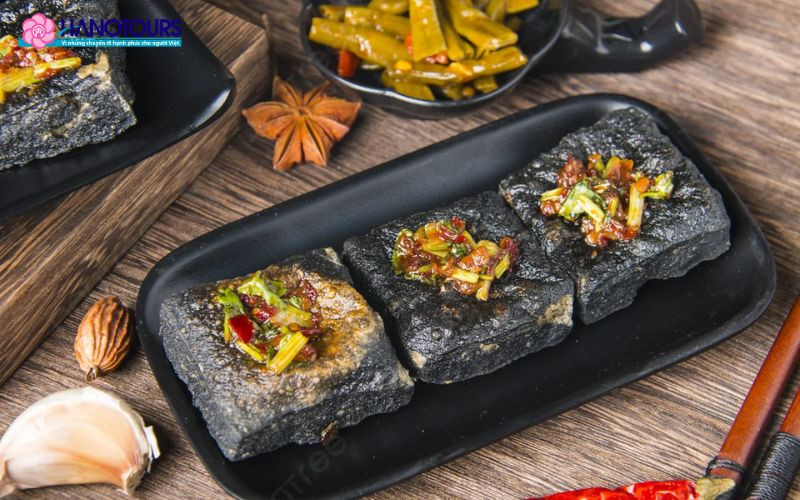 Món Đậu phụ thối (Chou Doufu) chiên giòn đặc trưng của ẩm thực đường phố