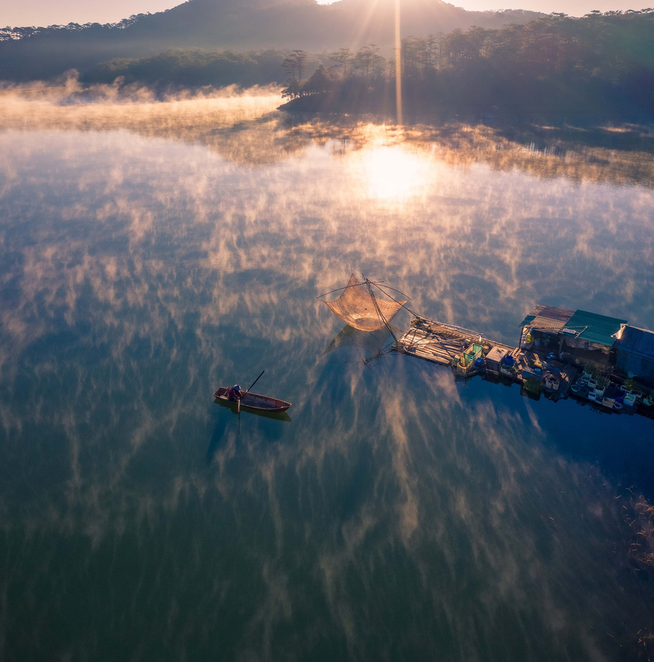 Cây chò nước trơ lá đứng giữa mặt hồ Suối Tía vào mùa khô