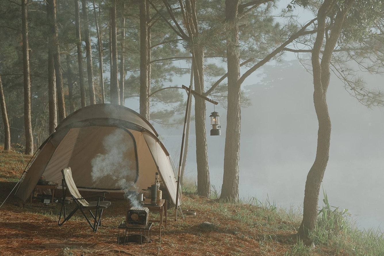 Khu vực bằng phẳng bên bờ Suối Tía lý tưởng để cắm trại qua đêm