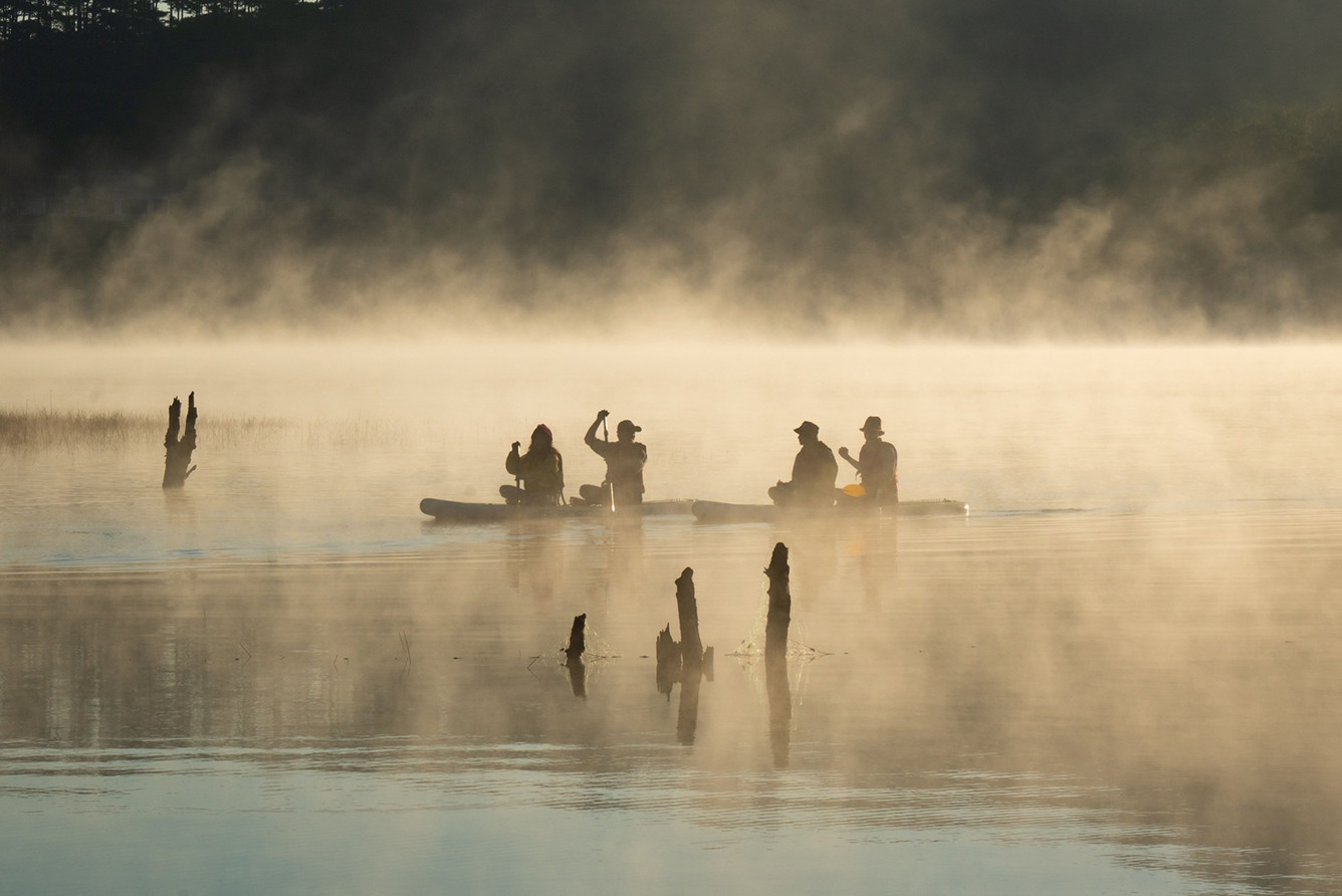 Du ngoạn bằng thuyền trên Hồ Tuyền Lâm đến khu vực Suối Tía