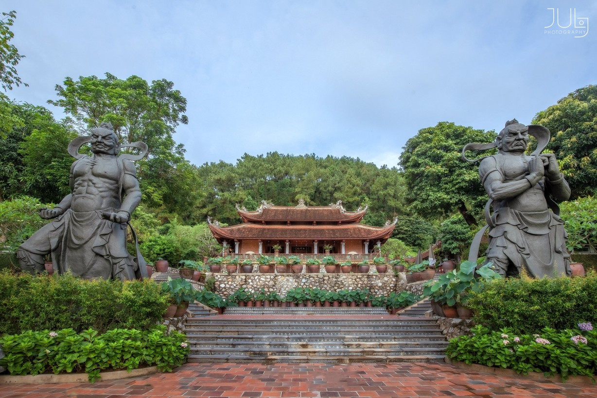 Chùa Địa Tạng Phi Lai Tự yên bình giữa rừng thông xanh mát tại Hà Nam