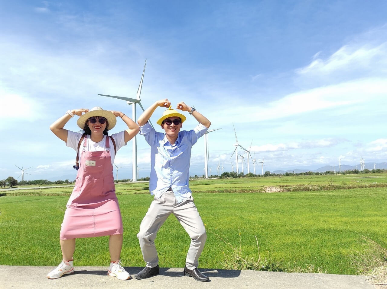 Tour Ninh Thuận 2 Ngày 1 Đêm: Lịch Trình Khám Phá Trọn Vẹn Vẻ Đẹp Hoang Sơ 1 Du khách chụp ảnh check in Điện Gió Ninh Thuận