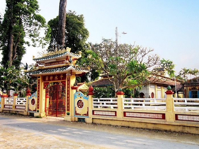 Bàn thờ chính điện bên trong Đình Bình Thủy, nơi thờ Thần Hoàng Bổn Cảnh