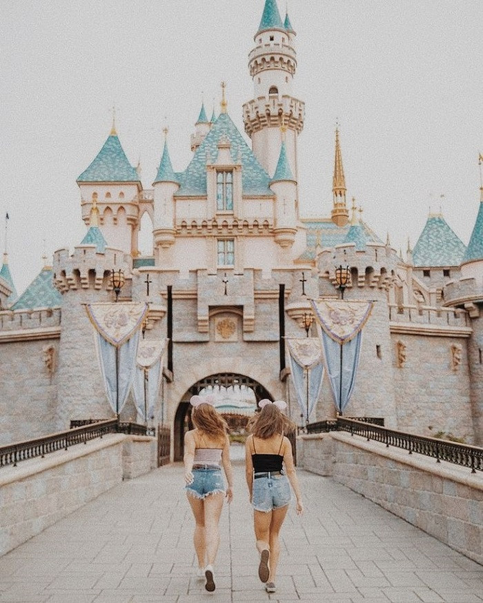 Disneyland Có Ở Những Nước Nào? Khám Phá 6 "Xứ Sở Hạnh Phúc" Trên Toàn Cầu 1 Disneyland Resort tại California, công viên Disneyland đầu tiên trên thế giới.