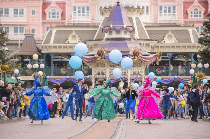 Disneyland Có Ở Những Nước Nào? Khám Phá 6 "Xứ Sở Hạnh Phúc" Trên Toàn Cầu 3 Các màn trình diễn và diễu hành rực rỡ tại Disneyland Paris.