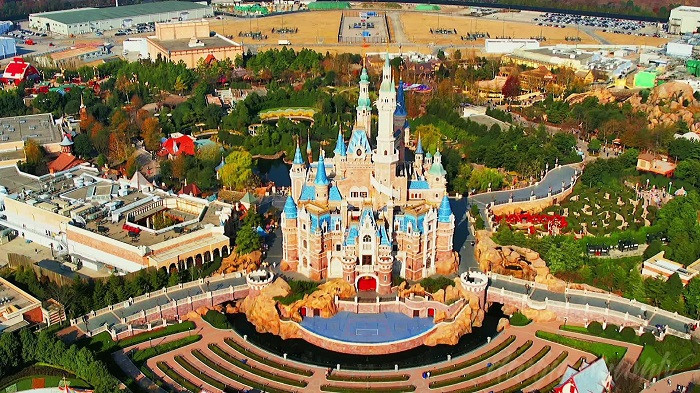 Disneyland Có Ở Những Nước Nào? Khám Phá 6 "Xứ Sở Hạnh Phúc" Trên Toàn Cầu 4 Toàn cảnh công viên Disneyland Thượng Hải từ trên cao.