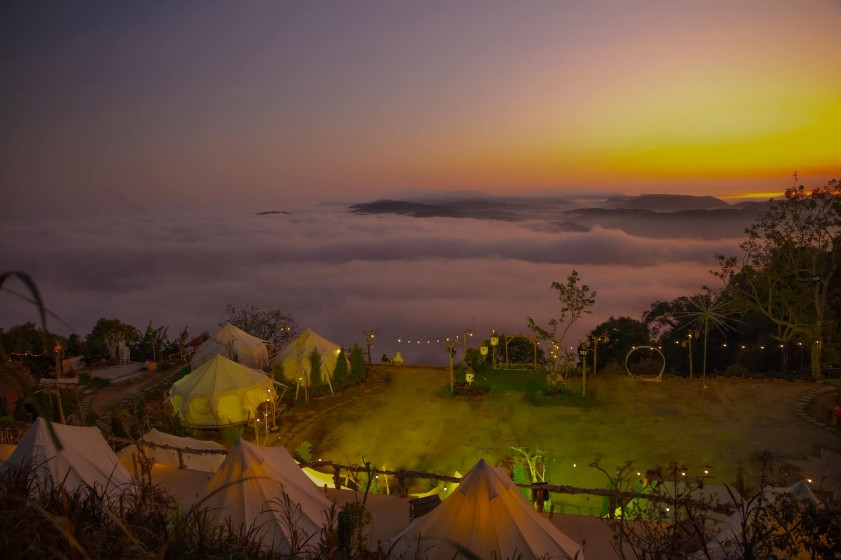 Đồi Chè Cầu Đất Đà Lạt: Cẩm Nang Khám Phá & Săn Mây Từ A-Z 11 Du khách đi bộ trên con đường nhỏ xuyên qua đồi chè