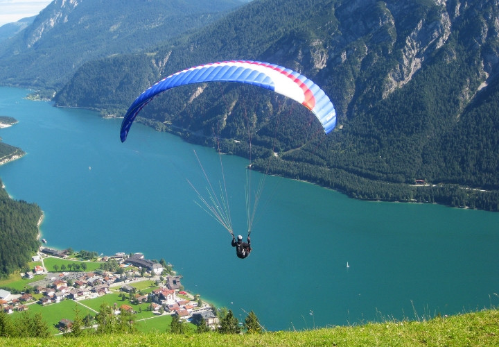 Dù lượn là môn thể thao mạo hiểm được nhiều du khách ưa thích