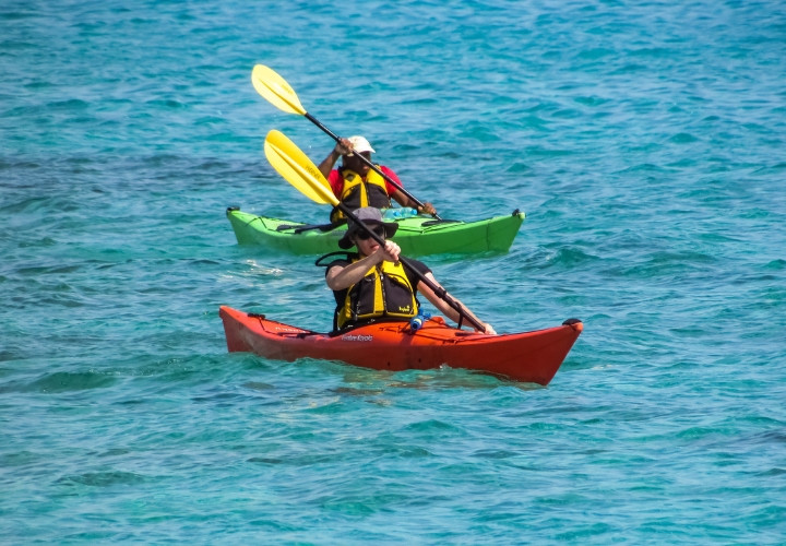 Bạn có thể tự do tham quan và tận hưởng làn nước biển trong xanh bằng cách chèo thuyền kayak