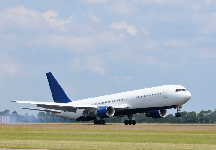 Du khách có thể di chuyển tới Jeju bằng máy bay