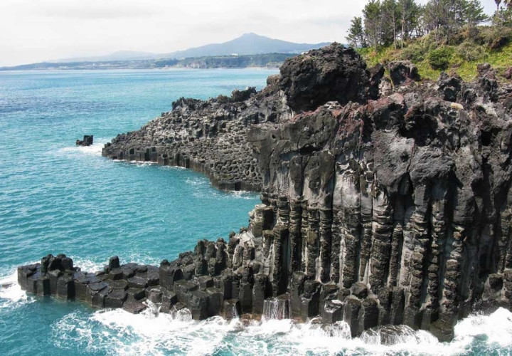 Jusangjeolli Cliff được hình thành từ những tảng đá bị vỡ dưới áp lực của dung nham núi lửa