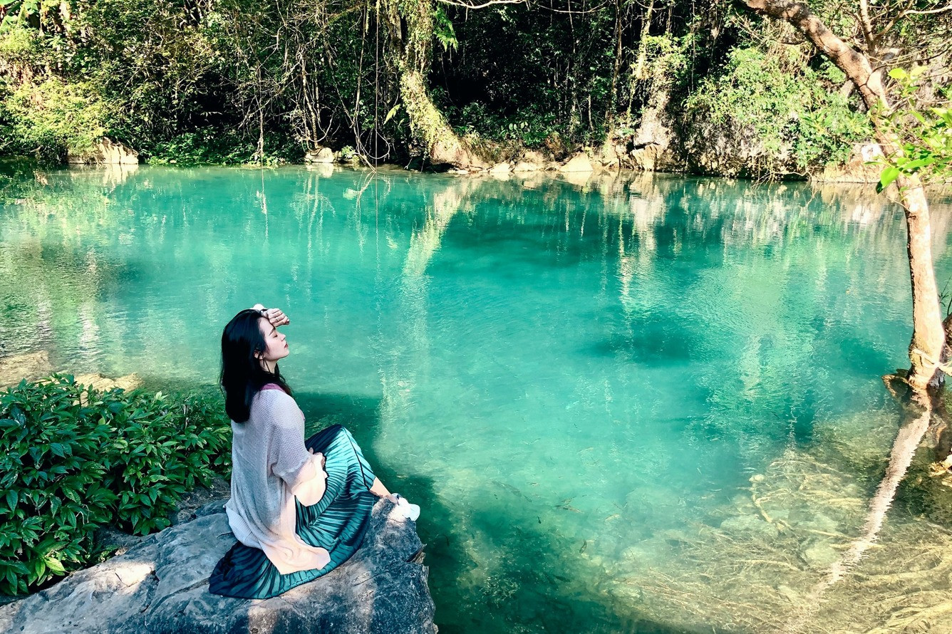 Suối Lê Nin: Viên Ngọc Bích Lịch Sử Giữa Lòng Cao Bằng 2 Lối đi bộ dọc theo suối Lê Nin và khung cảnh thiên nhiên hùng vĩ