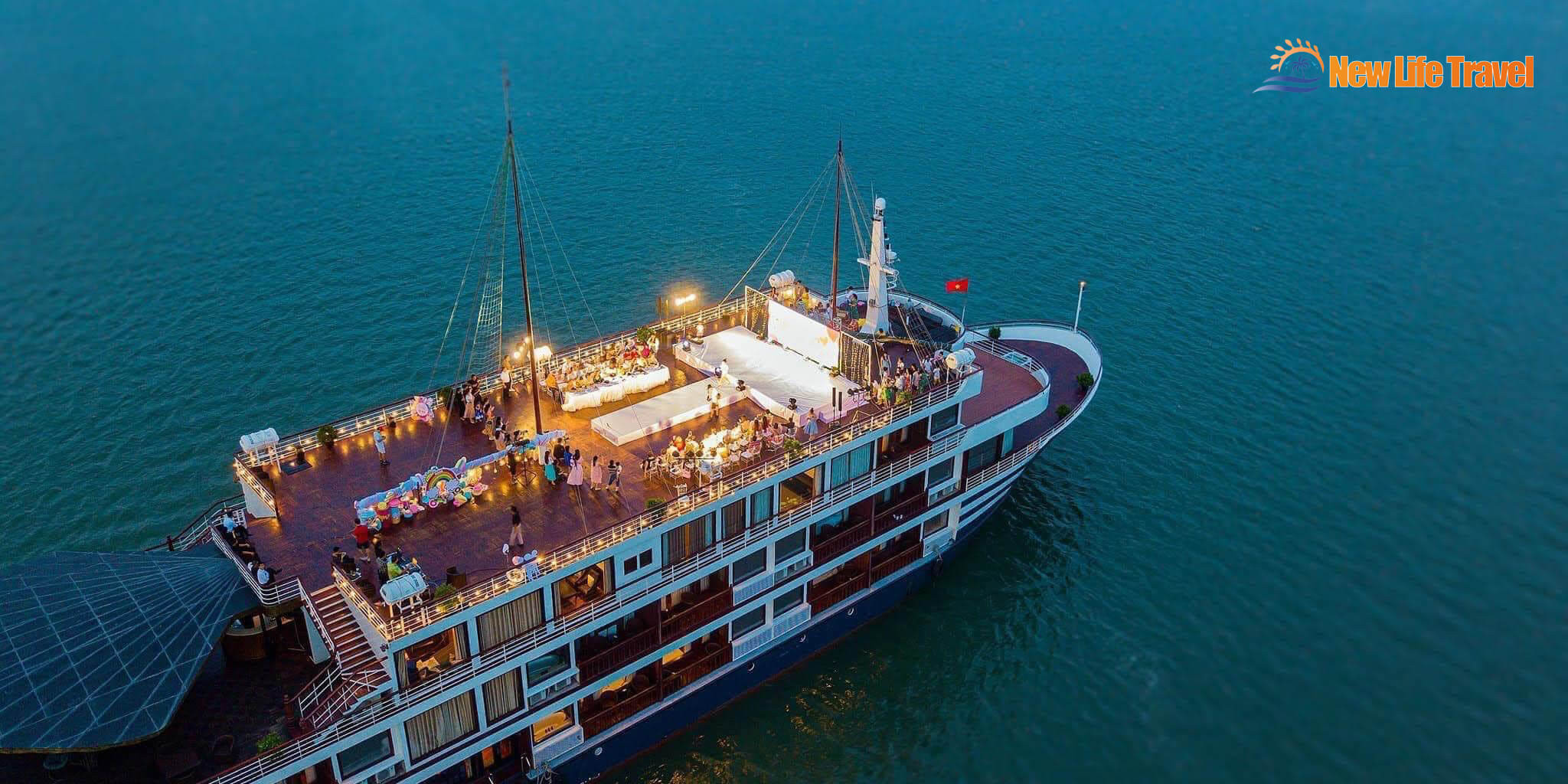 Du khách tham gia tour du thuyền ngắm hoàng hôn tại Ana Marina Nha Trang