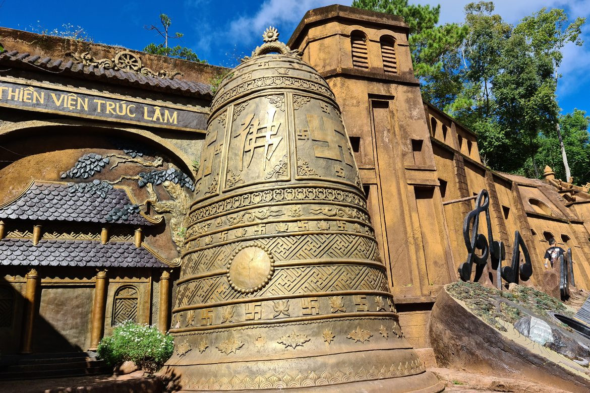 Đường Hầm Điêu Khắc Đà Lạt: Tất Tần Tật Kinh Nghiệm Tham Quan Làng Đất Sét 2025 12 Thiền Viện Trúc Lâm nhìn từ trên cao