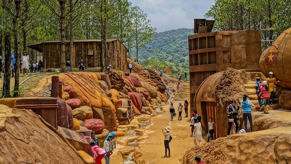 Đường Hầm Điêu Khắc Đà Lạt: Tất Tần Tật Kinh Nghiệm Tham Quan Làng Đất Sét 2025 14 Lưu ý khi tham quan Đường hầm đất sét