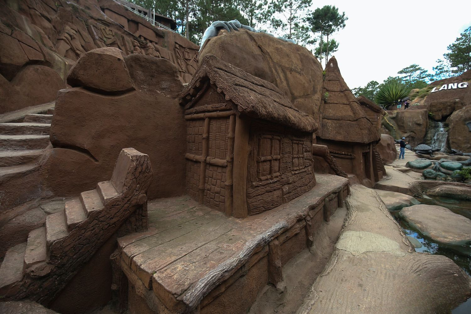 Đường Hầm Điêu Khắc Đà Lạt: Tất Tần Tật Kinh Nghiệm Tham Quan Làng Đất Sét 2025 3 Tác phẩm điêu khắc đất sét tại khu du lịch Đà Lạt