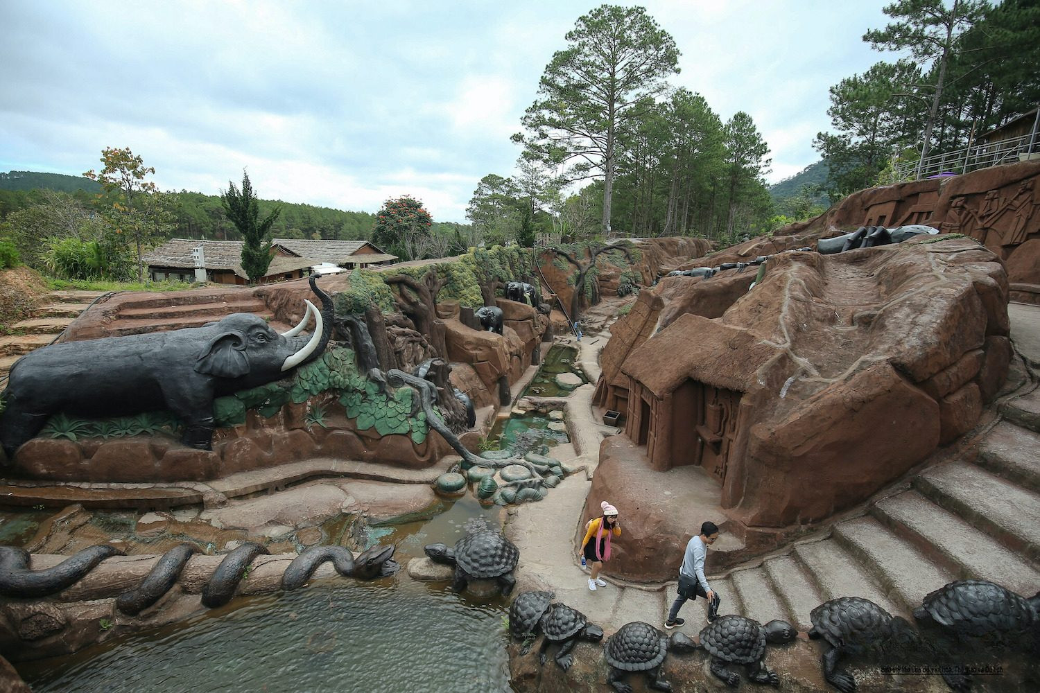 Đường Hầm Điêu Khắc Đà Lạt: Tất Tần Tật Kinh Nghiệm Tham Quan Làng Đất Sét 2025 4 Tái hiện lịch sử Đà Lạt giai đoạn hoang sơ