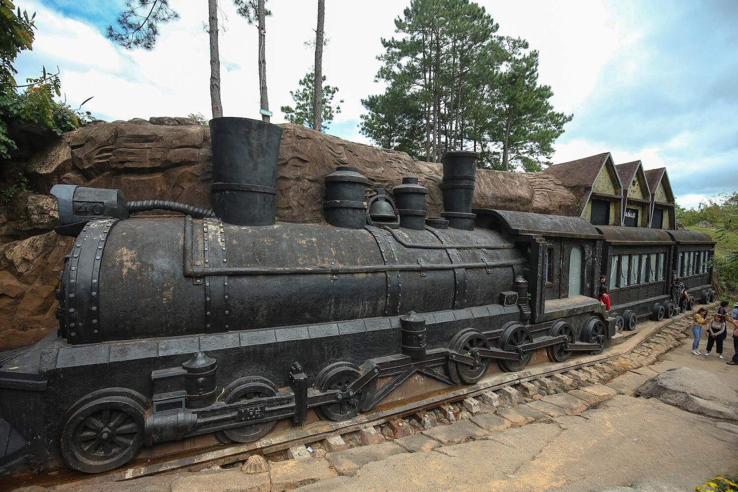 Đường Hầm Điêu Khắc Đà Lạt: Tất Tần Tật Kinh Nghiệm Tham Quan Làng Đất Sét 2025 5 Các công trình kiến trúc cổ Đà Lạt được điêu khắc