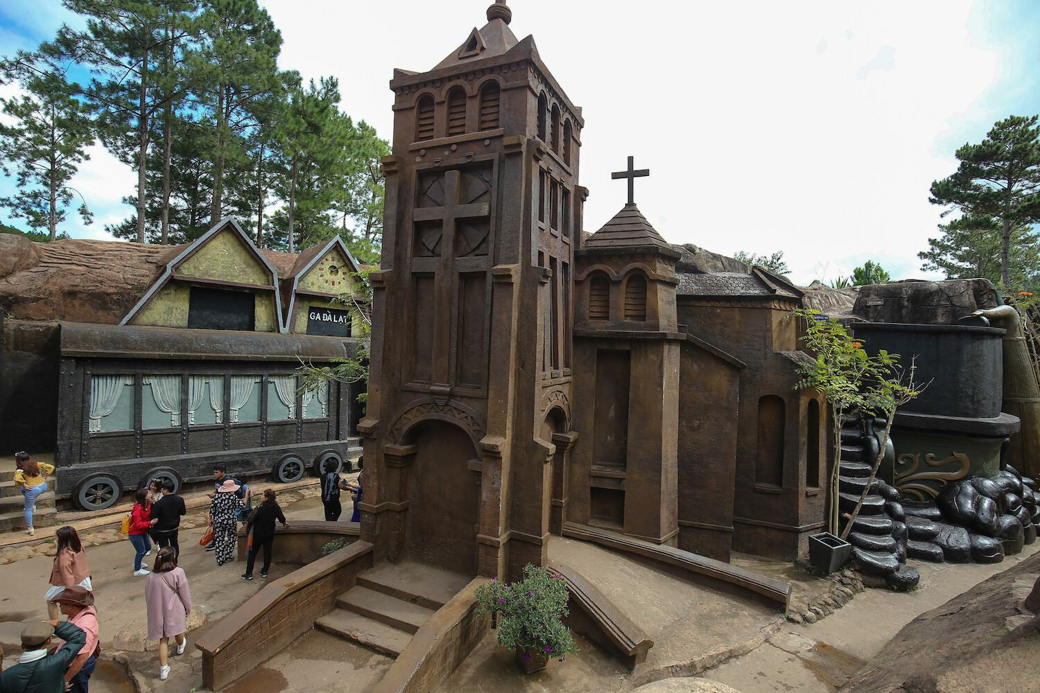 Đường Hầm Điêu Khắc Đà Lạt: Tất Tần Tật Kinh Nghiệm Tham Quan Làng Đất Sét 2025 6 Hình ảnh phố xá Đà Lạt hiện đại qua nghệ thuật đất sét