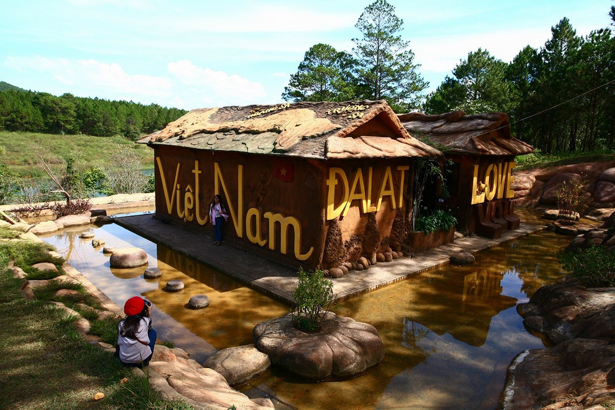 Đường Hầm Điêu Khắc Đà Lạt: Tất Tần Tật Kinh Nghiệm Tham Quan Làng Đất Sét 2025 7 Ngôi nhà đất sét đạt kỷ lục Việt Nam