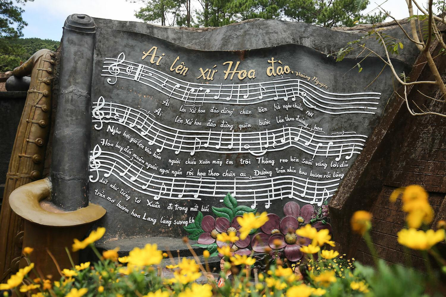 Đường Hầm Điêu Khắc Đà Lạt: Tất Tần Tật Kinh Nghiệm Tham Quan Làng Đất Sét 2025 8 Du khách tham quan khu vực điêu khắc nghệ thuật