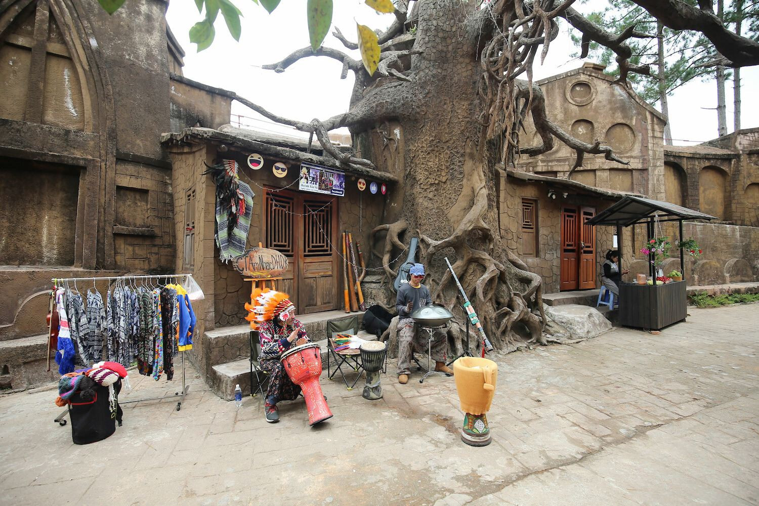 Đường Hầm Điêu Khắc Đà Lạt: Tất Tần Tật Kinh Nghiệm Tham Quan Làng Đất Sét 2025 10 Trải nghiệm chụp ảnh hóa trang thành người dân tộc