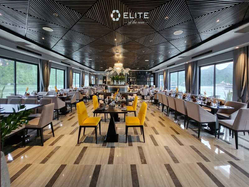 Bàn ăn buffet được bày biện đẹp mắt trên Du thuyền Elite of the Seas