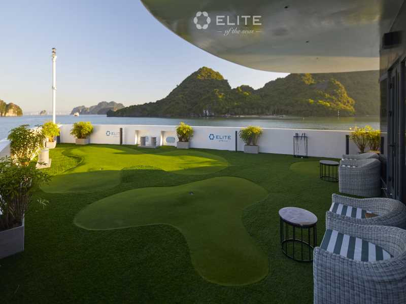 Khách hàng tham gia lớp học Tai Chi trên boong tàu vào buổi sáng