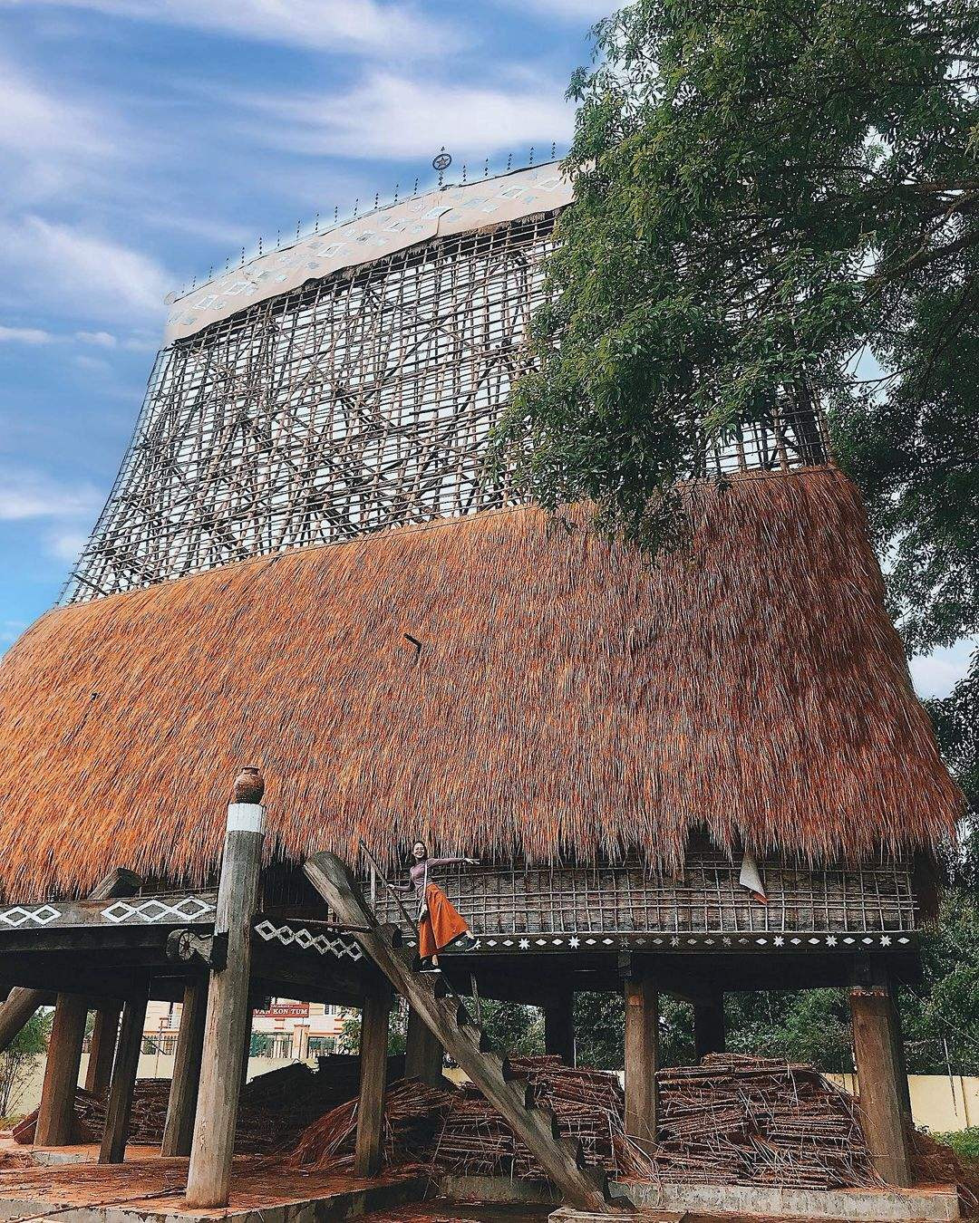 Đây là ngôi nhà rông to đẹp nhất Thành phố Kon Tum cũng như là không gian sinh hoạt văn hóa làm nên tên tuổi của vùng đất Tây Nguyên đầy sương gió