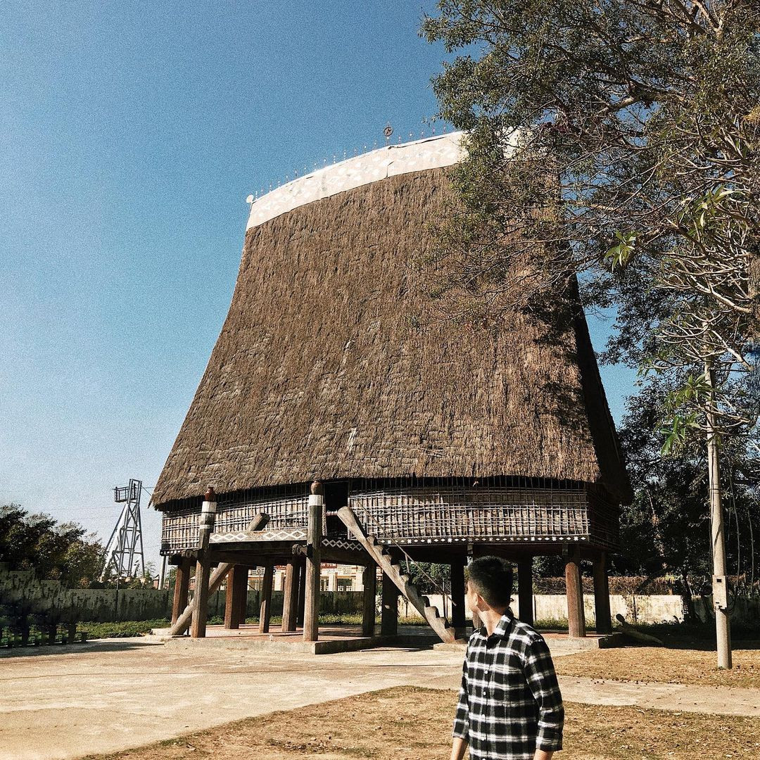 Phần mái nhà cao vút không chỉ có ý nghĩa về mặt kiến trúc mà còn là điểm nhấn độc đáo trong lối thiết kế của ngôi nhà cộng đồng nổi tiếng gần xa này