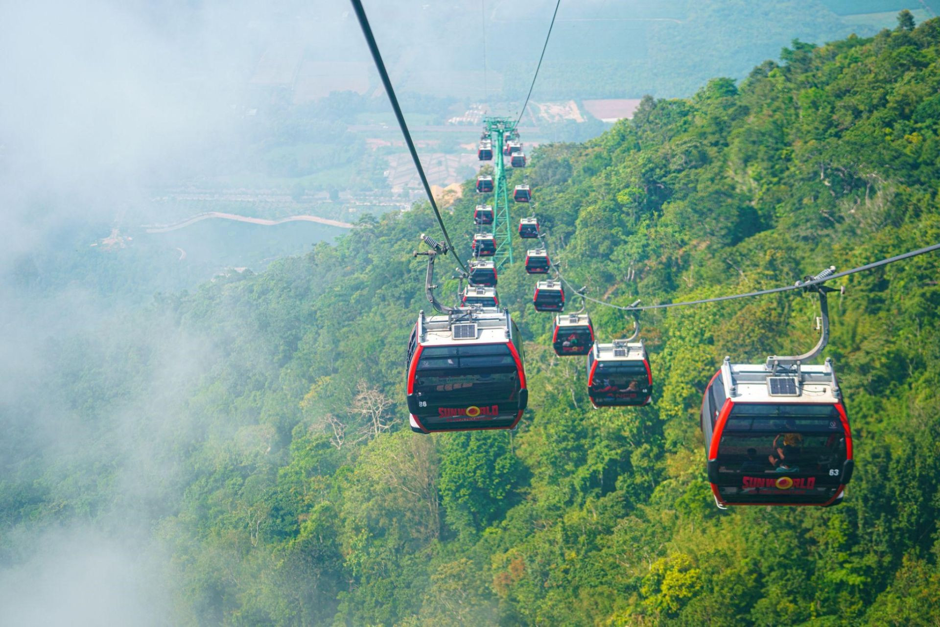 Hình ảnh một góc cabin cáp treo và cảnh quan Núi Bà Đen từ trên cao