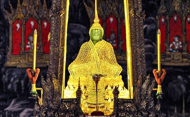 Tượng Phật ngọc bích bên trong Wat Phra Kaew