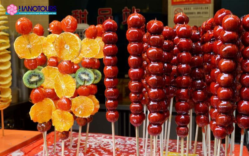 Kẹo hồ lô (Tanghulu) làm từ táo gai phủ đường caramel