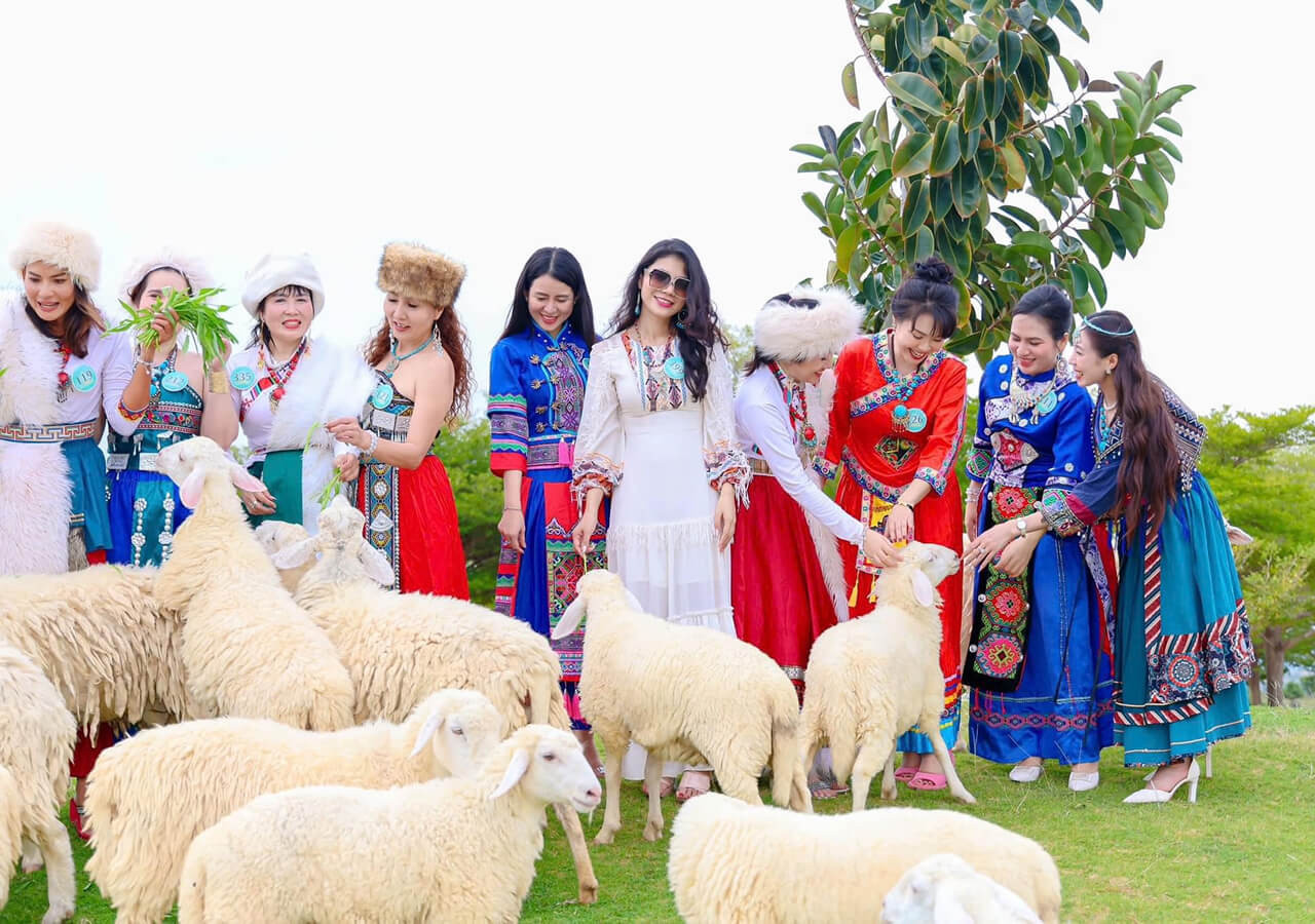 Tour Ninh Thuận 2 Ngày 1 Đêm: Lịch Trình Khám Phá Trọn Vẹn Vẻ Đẹp Hoang Sơ 2 Du khách chụp ảnh check in tại Tanyoli Ninh Thuận