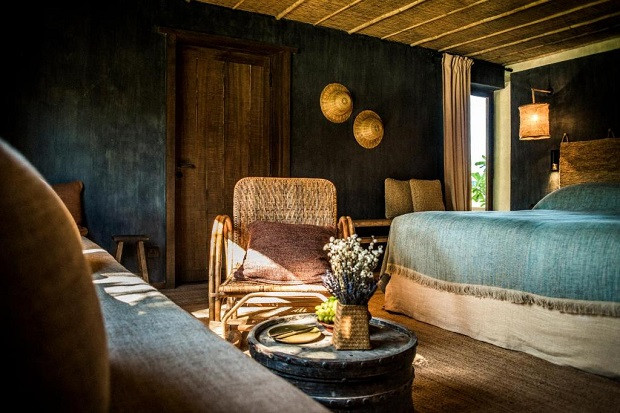 Gian phòng với tone xanh và nội thất gỗ tái hiện hoàn hảo ngôi nhà của ngư dân làng chài