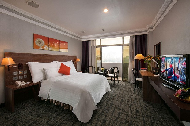 Thiết kế phòng ngủ tại Lake Side Hotel Hanoi với gam màu ấm cúng