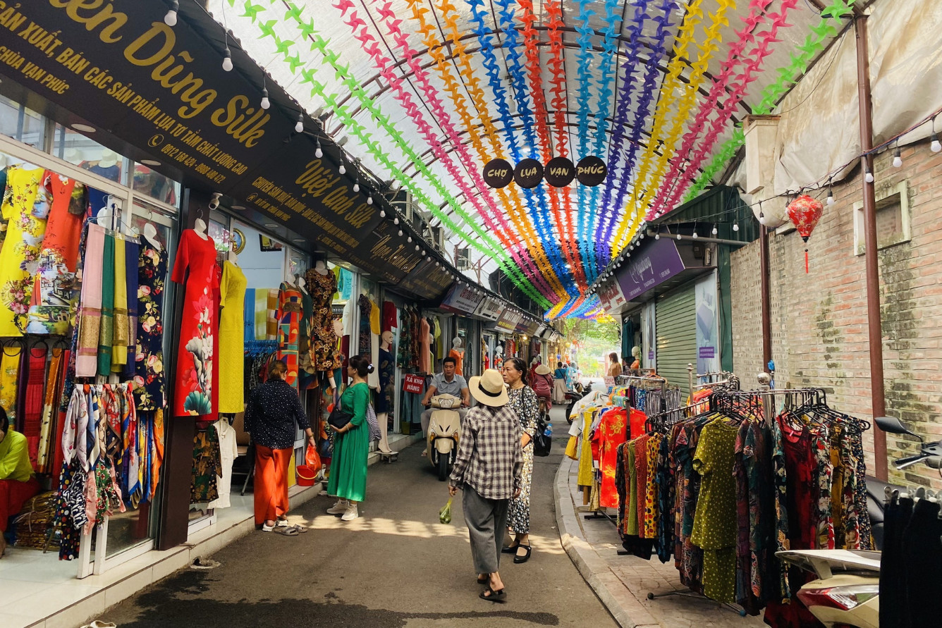 Làng lụa Vạn Phúc rất nổi tiếng với nghề dệt lụa truyền thống