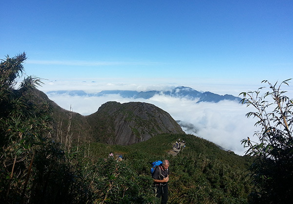 Khách du lịch leo đỉnh Phan Xi Păng